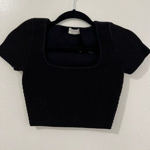 Aritzia Babaton Sculpt Knit Cropped Black Shirt